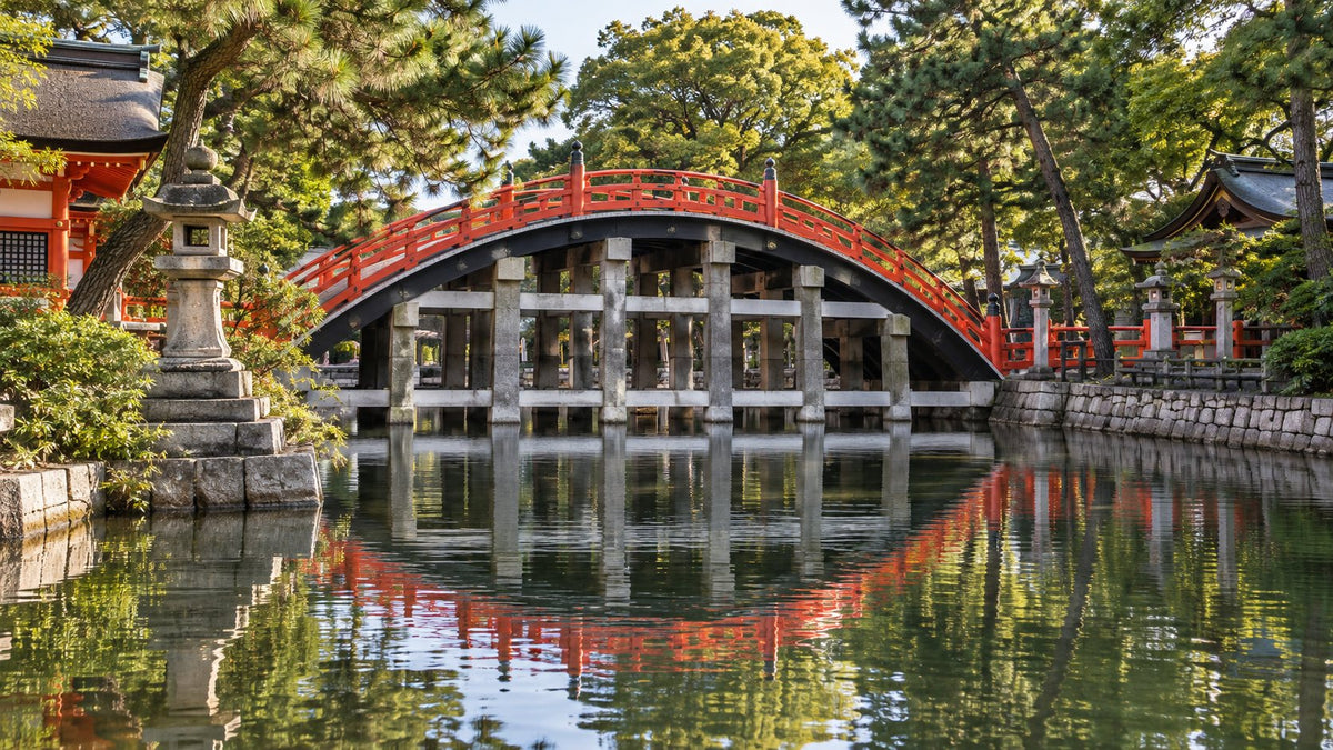 Rote Bogenbrücke am Sumiyoshi Taisha in Osaka (Illustration)